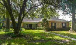 This home in villa west has tons of potential and charm. Donna Ribbeck has this 4 bedrooms / 2.5 bathroom property available at 604 Rue Cannes None in Hammond for $170000.00. Please call (985) 318-1400 to arrange a viewing.