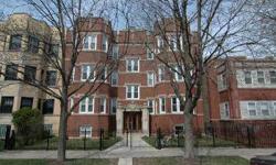 1244 West Albion is a FANTASTIC gut rehab (2007), with gated parking included. It offers all the modern amenities in a stately vintage building. It is located in the most desirable South East corner of Rogers Park. This extra large, top floor unit has an