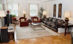 Do not miss this 2 beds, two bathrooms cooperative in a luxury attendant at door building.
Barry Kramer is showing this 2 bedrooms / 2 bathroom property in Scarsdale, NY. Call (914) 725-4020 to arrange a viewing.
