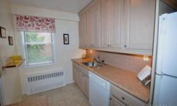 This corner two beds cooperative offers sunny western exposures, lots of privacy & a state of the art kitchen.
Barry Kramer is showing 230 Garth Road #5j1 in Scarsdale, NY which has 2 bedrooms / 2 bathroom and is available for $330000.00. Call us at (914)