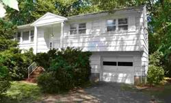 Super location for this 4 beds bilevel with 2 full bathrooms on a lovely cul-de-sac. Barry Coopersmith is showing 2 Thompson Road in Denville, NJ which has 4 bedrooms / 2 bathroom and is available for $399000.00. Call us at (201) 919-2896 to arrange a
