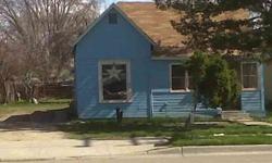 COZY LITTLE HOME THAT HAS BEEN A RENTAL FOR SEVERAL YEARS. THE SELLER HAS MOVED AND IS VERY MOTIVATED TO SELL. THIS HOME NEEDS SOME FIXER UPPER WORK, BUT IT IS CLOSE TO DOWN TOWN AND SCHOOLS. WOULD MAKE GREAT STARTER HOME FOR FIRST TIME HOME BUYER. HAS