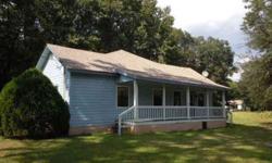 This darling 3 bedroom 1 bath fixer upper on the south side of Ridgeland has good drive by appeal and is in good condition inside and out, with a newer kitchen and appliances. The HVAC system and water supply line plumbing is missing.Listing originally