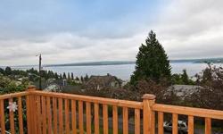 Looking for a project? No need to look further! Over a century of solid bones and high ceilings awaits your personal touch. Enjoy spectacular views of Lake Washington, Cascade Mountains, and Bellevue skyline. The perfect opportunity to let your