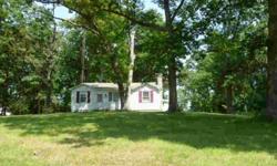 Rural setting - two acres. four Beds house in need of TLC. This is a short sale. Subject to bank approval. Being sold AS IS - WHERE IS.
Jenny Holsapple has this 4 bedrooms / 1 bathroom property available at 5118 Edgewood Rd in Salem, IL for $55000.00.