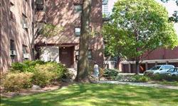 Very nice studio located on the 3rd floor, close to shopping, school, parks and transportation. Valentina Aved is showing this 1 bedrooms / 1 bathroom property in Fort Lee, NJ. Call (201) 838-4838 to arrange a viewing.