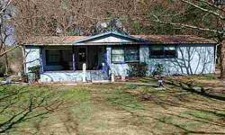 Great fixer-upper with almost four acres. Close to interstate 35 for easy commute. Paige Henslee is showing this 3 bedrooms / 2 bathroom property in Alvarado. Call (817) 371-8072 to arrange a viewing.