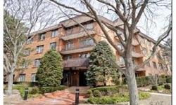 Absolutely pristine throughout! Newly updated BR3,2 bth condo in the heart of town.Fantastic simplified floor plan w/FR opens to eat-in KIT w/sliding drs to rear balcony.Oversized LR+DR w/parquet flrs, molding, trim+great tree top views,steps out to