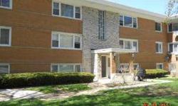 This 2 bedroom unit features laminate flooring in the livingroom and kitchen, ceiling fans, and large closets and carpet in the bedrooms. Building has a courtyard with trees for enjoying the outdoors. Located close to parks, shopping, witheasy access to