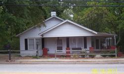 1939 Appling Harlem Hwy Appling, GA. 30802
IN THE HEART OF APPLING!! Great for first time buyers or investors!! This 1930's era home is currently used as a residential home, and can be converted to commercial zoning! 3BR, 1BA Home has hardwood floors,