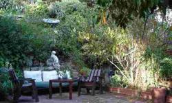 Enchanted 1 bedroom, 1 bath cottage on a double lot off Laurel Canyon. Cozy and charming with amazing privacy. Fully furnished. Minimum 2 months lease.
Listing originally posted at http