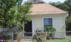 cute craftsman. Needs TLC...great investor opportunity!cash onlyLarry and Rosemary Utesch is showing this 3 bedrooms / 1 bathroom property in Riverside. Call (951) 313-2823 to arrange a viewing.