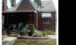 MOVE IN READY, BEAUTIFULLY RENOVATED BUNGALOW. UPSCALE KITHCHEN AND BATH REMODELED. 24 HR NOTICE TO SHOW. AGENTS PLEASE FORWARD PROOF OF FUNDS BEFORE SHOWING(MSGABB@AOL.COM) B.A.T.V.A.I. EXCLUDE, FIREPLACE INSERT AND MASTER BDRM CEILING FAN. APPLIANCES