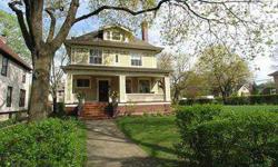 Distinctive American 4-Square on a rarely available double lot (100x150) in the Hist Dist. Vintage details include HW flrs, oversized moldings, natural wdwk, 9' ceilings, custom built-ins & a gorgeous foyer w/leaded glass windows & grand staircase.